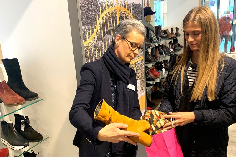 Kandidatin Alina (r.) und Verkäuferin. – Bild: TVNOW /​ Constantin Ent.