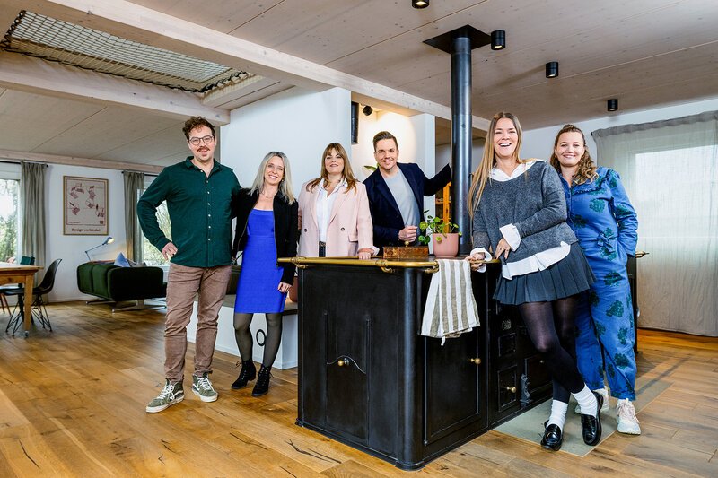 Wer wohnt wo? Sendung 22 Kilian, Nina, Tamara, Moderator Sven Epiney, Fabienne und Julia – Bild: SRF/​Severin Nowacki