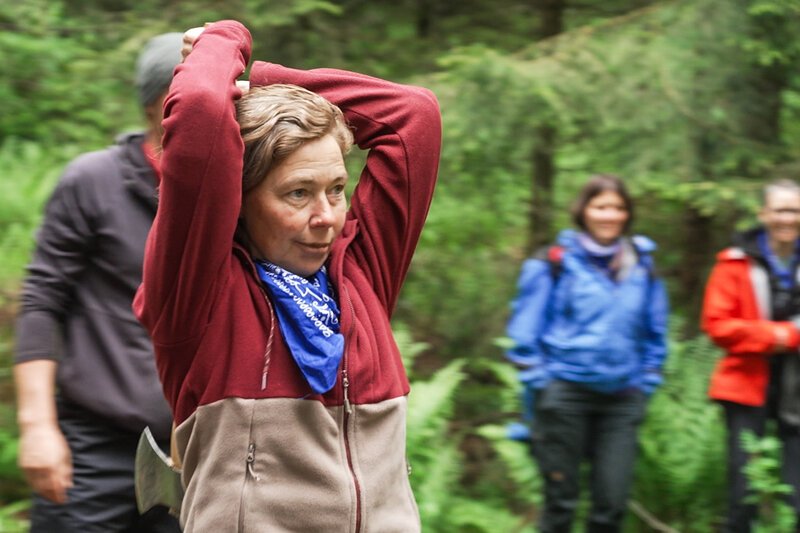 SRF bi de Lüt – Abenteuer Wildnis Staffel 3, Folge 5. Volle Konzentration! Gisela will ihr Team mit ihrem Axt-Wurf im Wettkampf ums goldene Beil voranbringen. – Bild: SRF