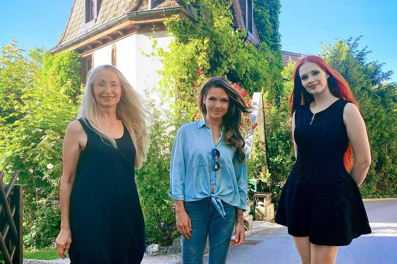 Ding Dong – Zeig dein magisches Zuhause! Okkultisten-Haus, St. Gallen v.l. Lussia Zaec, Moderatorin Viola Tami und Patricia Cooney – Bild: SRF1