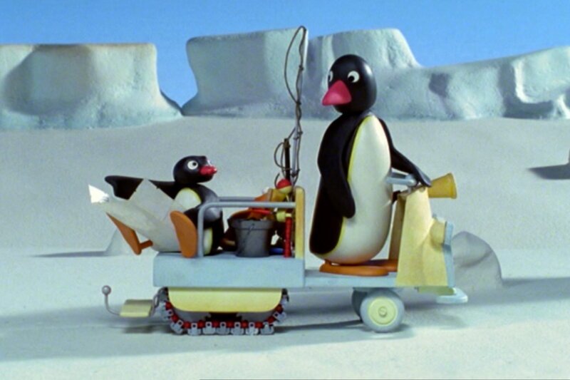 Pingu und sein Vater auf dem Weg zum Angeln. – Bild: SRF/​Joker Inc., d.b.a., The Pygos Group