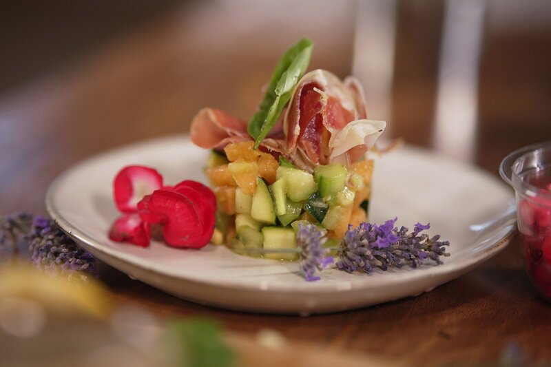 Zu Tisch Vaucluse – Frankreich Melonentartar mit Zucchini, Gurke und Avocado – Bild: SRF/​Berlin Producers Media/​Steffen Bohnert