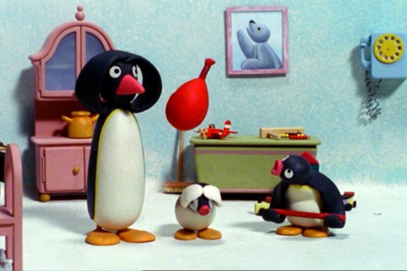 Guetnachtgschichtli Pingu Staffel 5 Folge 15 Pingu - Pingas Luftballon Pingu, Pinga und der Vater mit dem Luftballon. – Bild: SRF/​Joker Inc., d.b.a., The Pygos Group