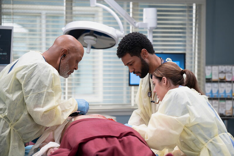 Grey’s Anatomy Staffel 21 Folge 16 James Pickens Jr. als Dr. Richard Webber, Anthony Hill als Dr. Winston Ndugu, Adelaide Kane als Dr. Jules Millin – Bild: SRF/​Disney