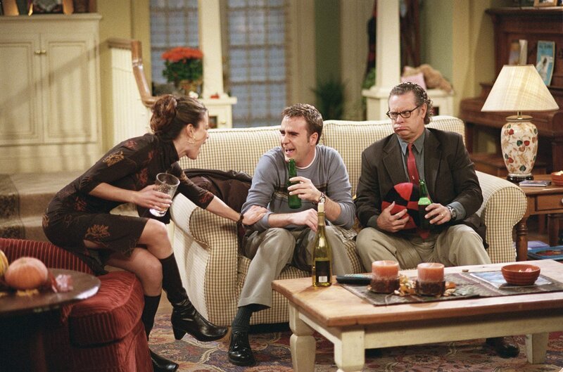 Dana (Kimberly Williams-Paisley, l.), Chris (Christopher Moynihan, M.) und Tony (Tony Braunagel, r.) genießen Thanksgiving, während Jim immer noch im Bowlingcenter ist … – Bild: Disney / © 2013 The Walt Disney Company Germany Dana (Kimberly Williams-Paisley, l.), Chris (Christopher Moynihan, M.) und Tony (Tony Braunagel, r.) genießen Thanksgiving, während Jim immer noch im Bowlingcenter ist … – Bild: Disney / © 2013 The Walt Disney Company Germany