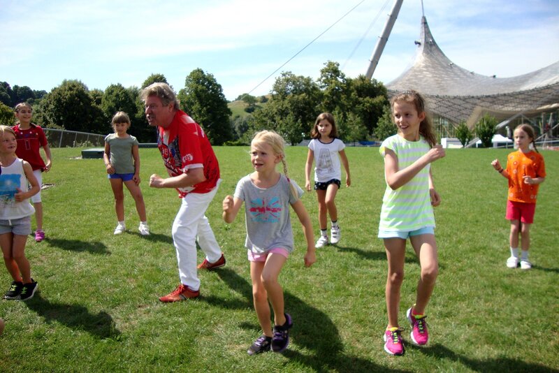 TanzAlarm im Park mit Volker Rosin, der den Sportinator tanzt. – Bild: KiKA/​MingaMedia