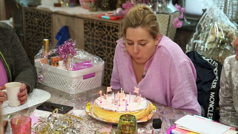 Sarafina wird 30 und pustet die Kerzen auf dem Geburtstagskuchen aus – Bild: RTLZWEI
