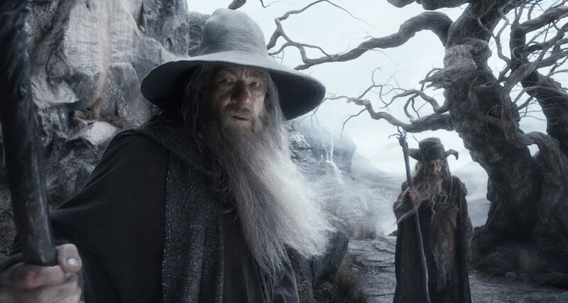 Ein dunkler Zauber liegt auf der alten Festung von Don Guldur. Die Zauberer Gandalf (Ian McKellen, l.) und Radagast der Braune (Sylvester McCoy) fürchten, das der einst besiegte Feind zurückgekehrt ist. Die Verwendung des sendungsbezogenen Materials ist nur mit dem Hinweis und Verlinkung auf RTL+ gestattet. – Bild: RTL /​ METRO-GOLDWYN-MAYER PICTURES INC. and WARNER BROS. ENTERTAINMENT INC.