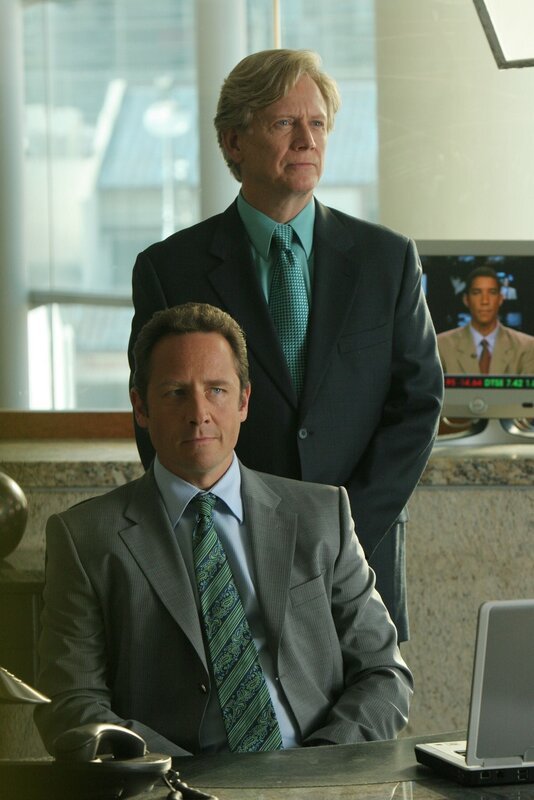 Hat Dane Daniels (Bruce Davison, r.) mit der Entführung von Brenda Collett zu tun, deren Ehemann Mitchell Collett (Sam Robards) offenbar einige unliebsame Wahrheiten über seinen Chef kennt? – Bild: RTL /​ CBS