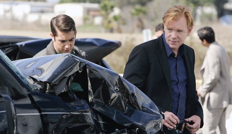 Horatio Caine (David Caruso, r.) und Ryan Wolfe (Jonathan Togo) begutachten das Autowrack. Dabei finden sie heraus, dass ein Schlauch des Lenksystems mutwillig durchtrennt wurde … – Bild: Mediengruppe RTL