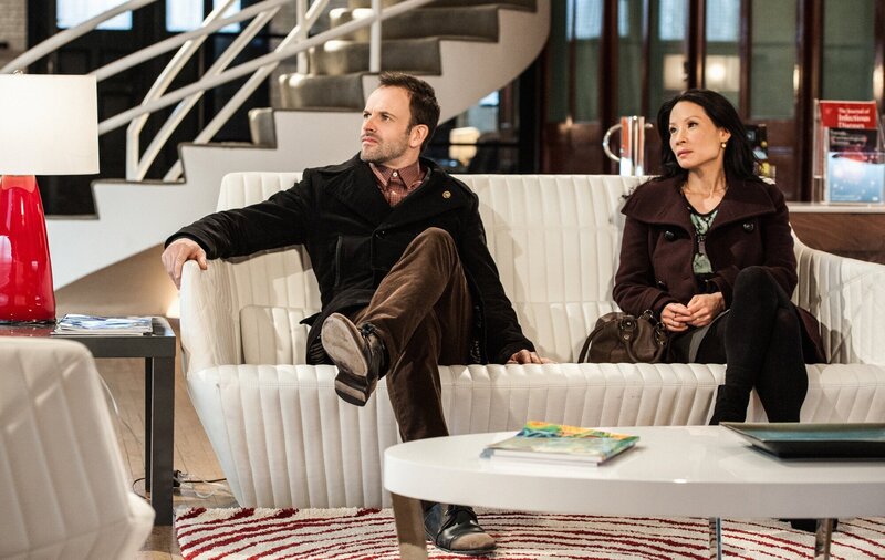 Sherlock (Jonny Lee Miller) tries to teach Joan (Lucy Liu) his deductive skills by sending her to a suspicious dry cleaning establishment, – Bild: CBS Television Lizenzbild frei