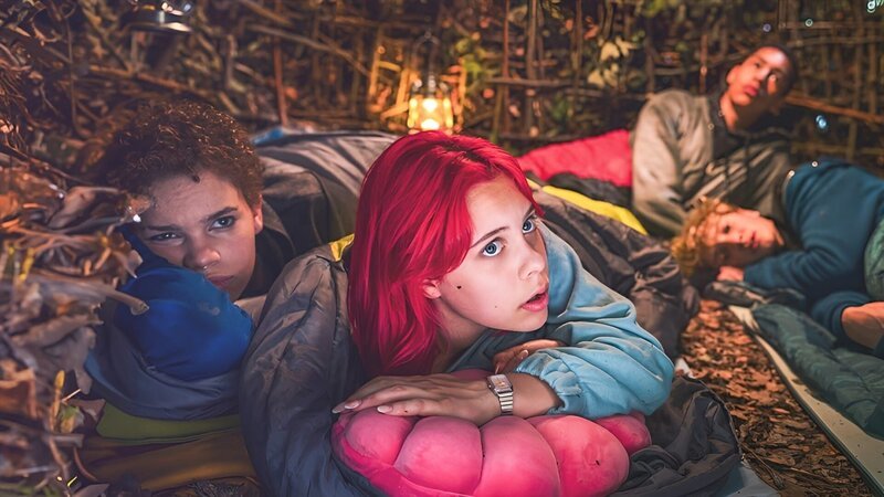 Ava (Mia Stieber, v.l.n.r.), Elly (Nelly Borodina), Malik (Jonathan Vöhringer) und Mikka (Jona Kirchner) haben den ersten Tag im Survival Camp überstanden. – Bild: mdr/​Saxonia Media/​Thomas Dietze