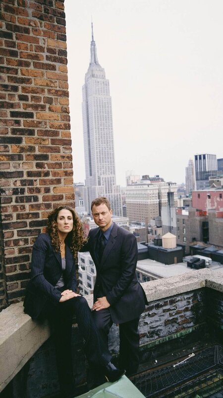 Tatort New York: Die beiden Detectives Stella Bonasera (Melina Kanakaredes) und Mac Taylor (Gary Sinise) auf Spurensuche.ste eines chinesischen Glücksbringers mit Fingerabdrücken. Eine heiße Spur? – Bild: VOX/​CBS/​Alliance
