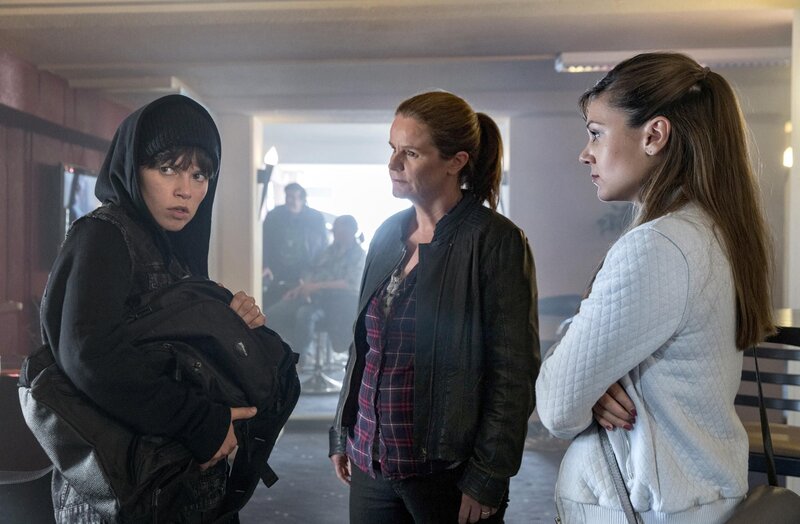 (v.l.n.r.) Pia Monhein (Lore Richter); Gudrun Wohlers (Katrin Pollitt); Yasmin (Sophie Dal) – Bild: Degeto Film GmbH/​ Vertrieb OneGate Media GmbH