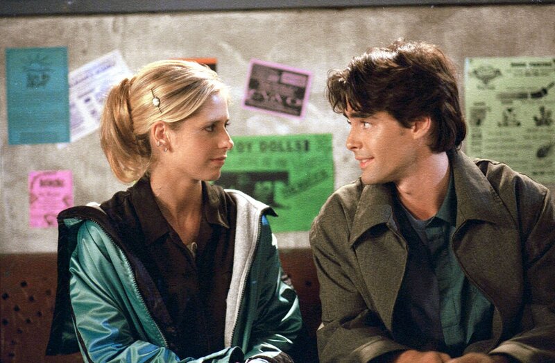 Buffy (Sarah Michelle Gellar, l.) fühlt sich zu Parker Abrams (Adam Kaufman, r.) hingezogen. – Bild: RTL