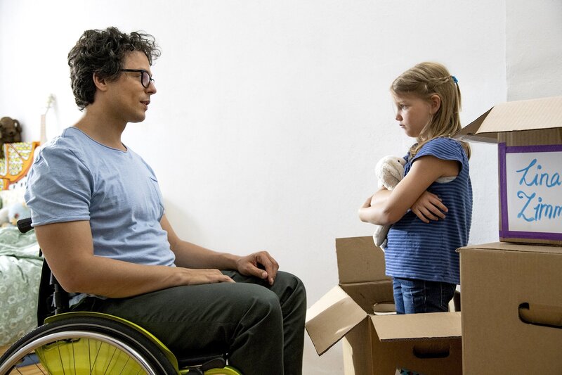 Lina ist neu in der Stadt und findet alles doof. – Bild: KiKA/​Erik Drews