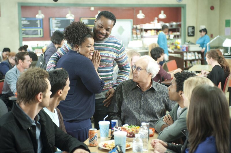 Shirley (Yvette Nicole Brown, l.) verkündet glücklich, dass sie schwanger ist. Leider kommt ausser ihrem Ex-Mann Andre (Malcolm-Jamal Warner , M.) auch Chang als potenzieller Vater in Frage … – Bild: Sony Pictures Television Inc. All Rights Reserved. Lizenzbild frei