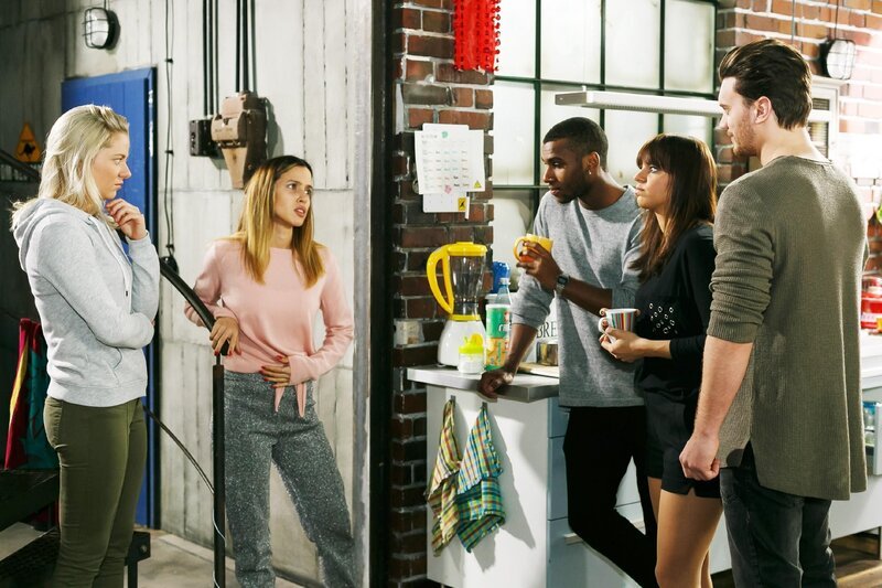 Chiara (Alexandra Fonsatti, 2.v.l.) wird in Gegenwart von Marie (Cheyenne Pahde, l.), Moritz (Tijan Njie, 3.v.r.), Michelle (Franziska Benz) und Ronny (Bela Klentze) Opfer ihrer eigenen Intrige. – Bild: RTL /​ Kai Schulz