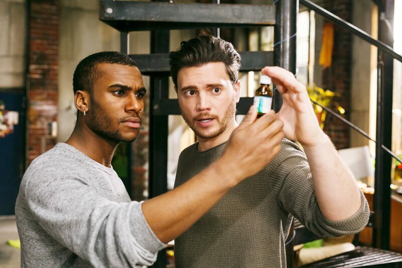 Bei Moritz (Tijan Njie, l.) und Ronny (Bela Klentze) keimt ein Verdacht auf. – Bild: RTL /​ Kai Schulz