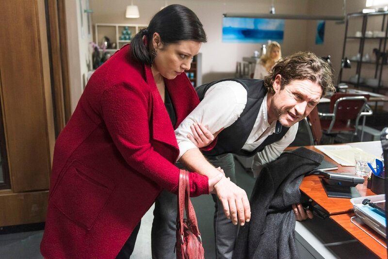 Vanessa (Julia Augustin) beobachtet besorgt einen neuen Schwächeanfall bei Niclas (Ron Holzschuh). – Bild: RTL /​ Julia Feldhagen