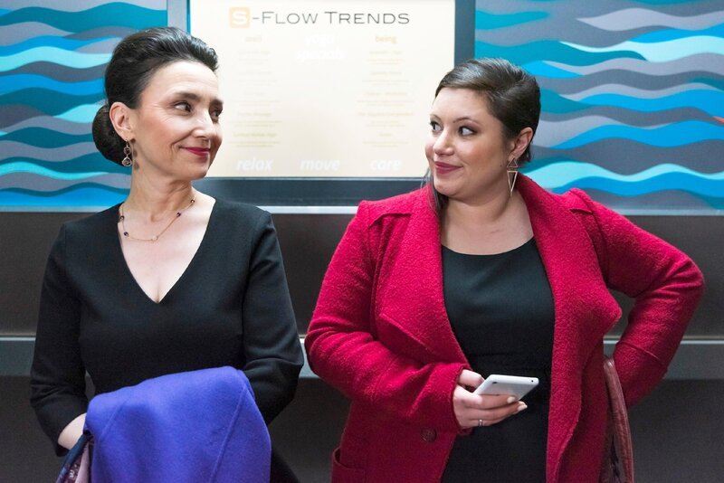 Vanessa (Julia Augustin, r.) verschweigt der beunruhigten Simone (Tatjana Clasing), worüber sie mit Niclas gesprochen hat. – Bild: RTL /​ Julia Feldhagen