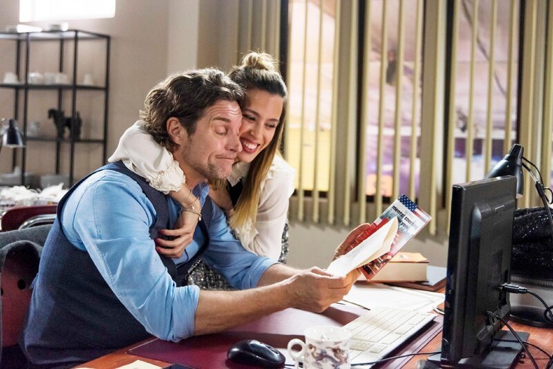 Chiara (Alexandra Fosnatti) erschleicht sich bei Niclas (Ron Holzschuh) mit einer Lüge das Geld für Moritz. – Bild: RTL /​ Julia Feldhagen