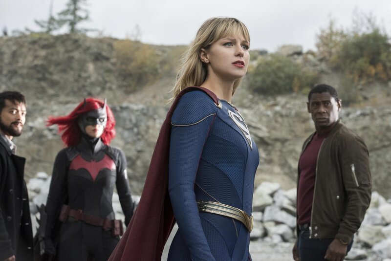 l-r: Ryan Choi (Osric Chau) mit Kate Kane (Ruby Rose), Melissa Benoist (Kara Danvers) und J’onn J’onzz (David Harewood) – Bild: RTL /​ ARROW and all related characters and elements DC Comics and Warner Bros. Entertainment