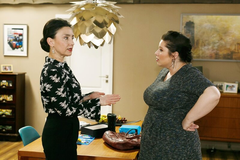 Vanessa (Julia Augustin, r.) will unbedingt herausfinden, was Niclas fehlt. Sehr zum Missfallen von Simone (Tatjana Clasing), die hilflos versucht, Vanessa den Kontakt zu untersagen. – Bild: RTL /​ Kai Schulz