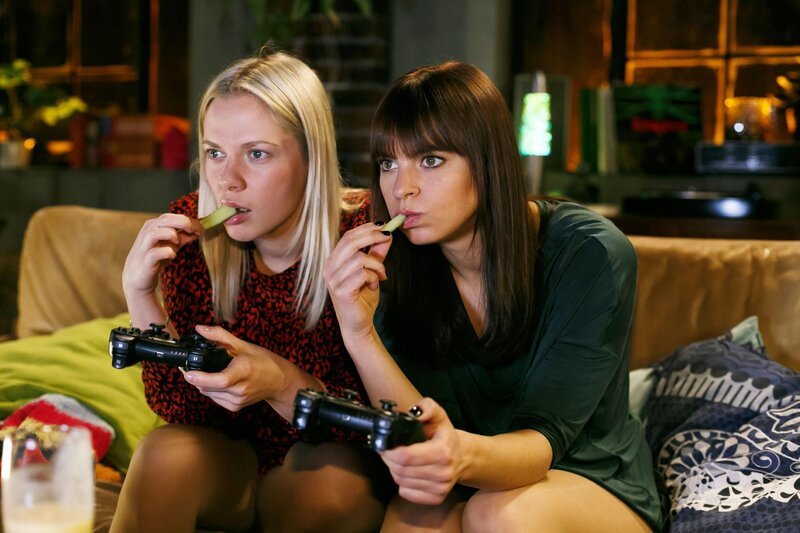 Michelle (Franziska Benz, r.) ist dankbar, als Marie (Cheyenne Pahde) sie freundschaftlich aufbaut. – Bild: RTL /​ Kai Schulz