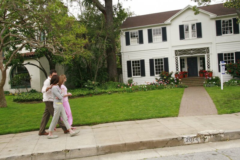 Karl (Richard Burgi, l.) zeigt Susan (Teri Hatcher, M.) und Julie (Andrea Bowen, r.) ihr neues Zuhause … – Bild: ABC, INC. /​ Ron Tom