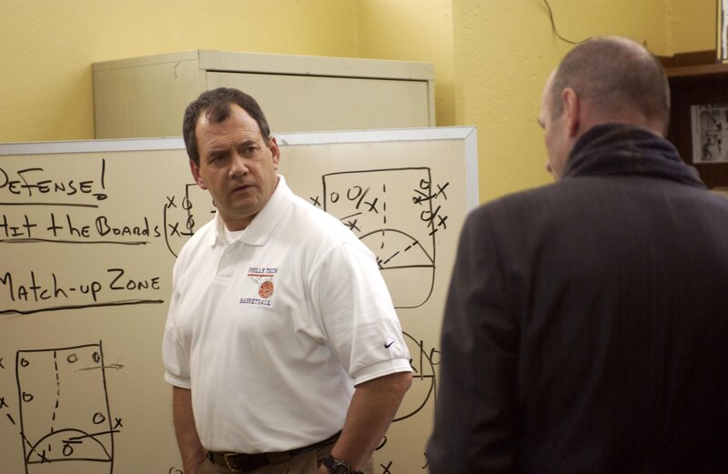 Ein unaufgeklärter Mordfall aus dem Jahre 1987 führt Lt. John Stillman (John Finn, r.) zu Bobby Lein (Charles Hoyes, l.). – Bild: Warner Bros. Television