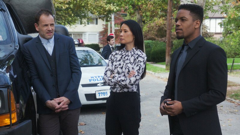 (v.l.n.r.) Sherlock Holmes (Jonny Lee Miller); Dr. Watson (Lucy Liu); Detective Marcus Bell (Jon Michael Hill) – Bild: CBS Broadcasting, Inc.
