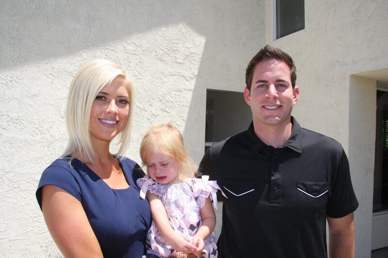 Noch sind Christina (l.) und Tarek (r.) frohen Mutes, doch dann entdecken sie erheblichn Schäden an dem großen Haus in Ontario … – Bild: HGTV/​Scripps Networks, LLC