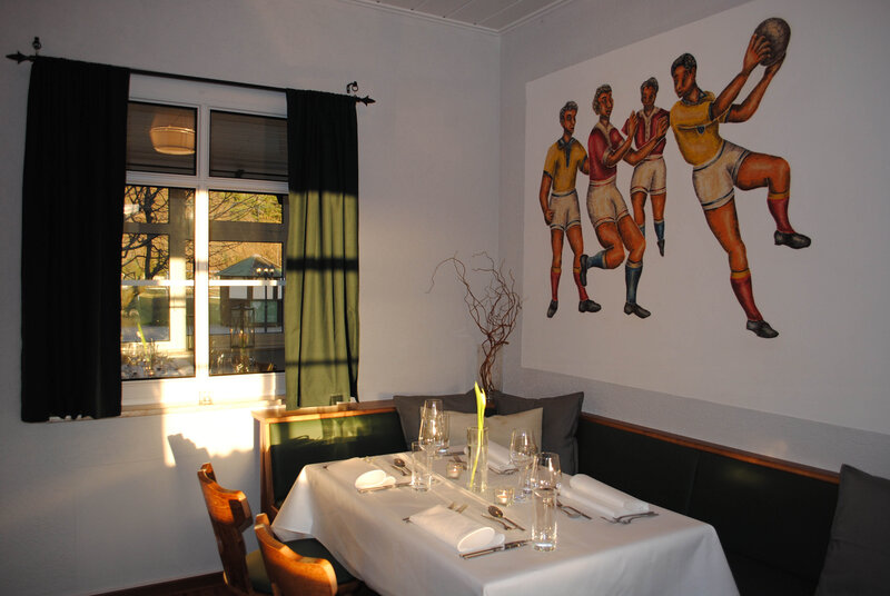 Sternekoch Frank Rosin ist heute in der kleinen Gemeinde Rothenstein zugange. In der „Gaststätte Helenenstein“ wird dringend seine Hilfe gebraucht … – Bild: Kabel Eins