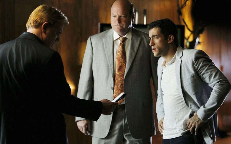 L-R: Wie kann der Boxkämpfer Logan während des Kampfes geschützt werden? (v.l.) Horatio (David Caruso), Det. Frank Tripp (Rex Linn) und Ryan Wolfe (Jonathan Togo) besprechen den Einsatz. – Bild: RTL /​ CBS