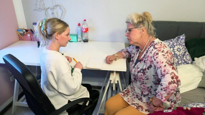 Loredana hat die Idee, die jeweiligen Namen in der jeweiligen Handschrift eingravieren zu lassen. Ein Problem gibt es trotzdem: Loredana mag ihre Handschrift nicht … – Bild: RTLZWEI