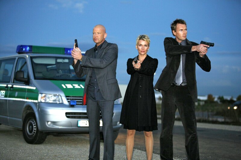 L-R: Die Kommissare Michael Naseband, Alexandra Rietz und ihr Gerrit Grass – Bild: SAT.1 /​ Holger Rauner