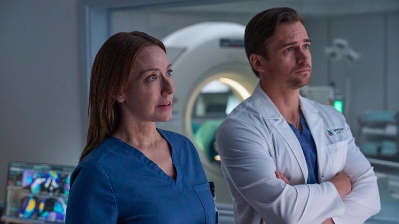 Dr. Amy Larsen (Molly Parker) und Dr. Jake Heller (Jon-Michael Ecker) – Bild: RTL /​ Sony Pictures Entertainment.