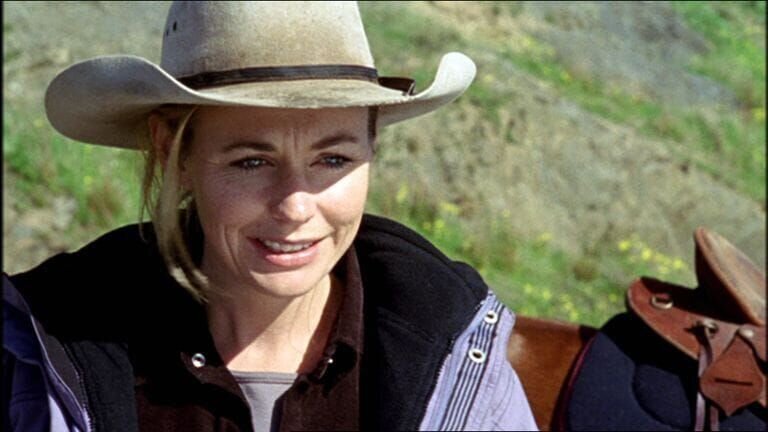 Grace (Abi Tucker) ist nach dem Unfall, bei dem sie die Gewalt über ihren Wagen erlor, völlig verzweifelt. – Bild: RTL/​Southern Star Entertainment/​Millenium Television