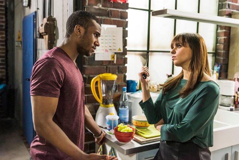 Michelle (Franziska Benz) kann ihre Enttäuschung nicht so einfach vergessen und Moritz (Tijan Nije) fühlt sich unverstanden. Sie stehen vor einer unüberwindbaren Hürde. – Bild: RTL /​ Julia Feldhagen