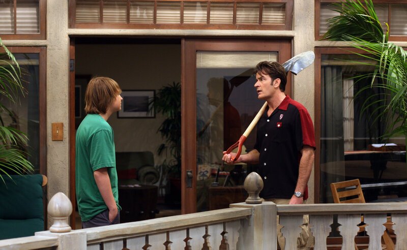 Jake (Angus T. Jones, l.) versucht alles, um seinen Onkel Charlie (Charlie Sheen, r.) dazu zu bringen, als Beifahrer für seinen Lernführerschein beizustehen … – Bild: Warner Brothers Entertainment Inc.