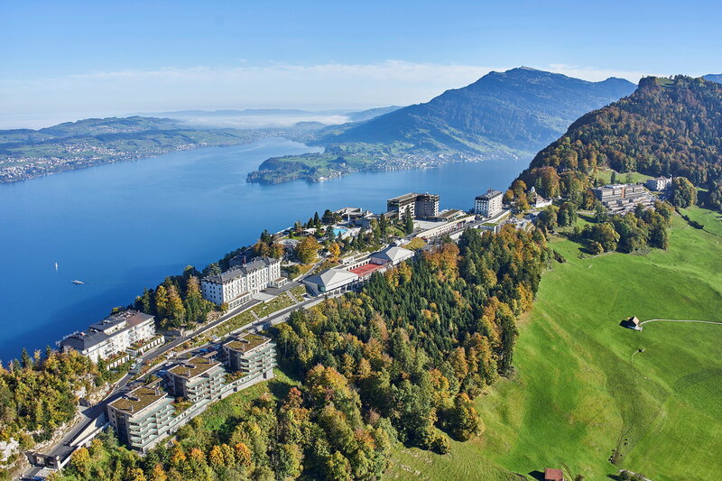 SRF DOK Abgehoben – Von den neuen und den alten Herren auf dem Bürgenstock. Scheichs aus Katar haben aus dem Bu¨rgenstock das gro¨sste Luxus-Resort der Schweiz gemacht. – Bild: SRF1