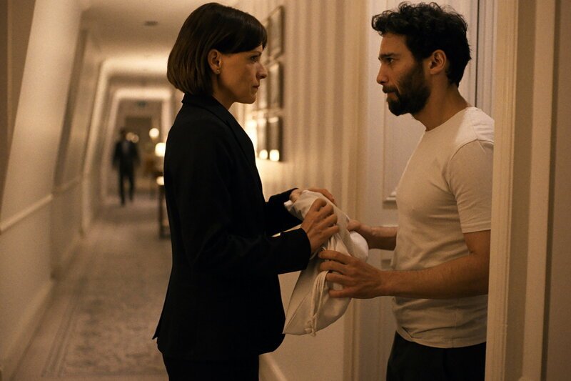The Deal Staffel 1 Folge 2 Veerle Baetens als Alexandra Weiss, Arash Marandi als Payam Sanjabi – Bild: SRF/​Bande à Part Films/​Les Films Pelleas/​Gaumont Television