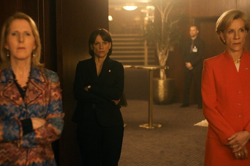 The Deal Staffel 1 Folge 4 Fenella Woolgar als Margareth Davies, Veerle Baetens als Alexandra Weiss, Juliet Stevenson als Cindy Cohen – Bild: SRF/​Bande à Part Films/​Les Films Pelleas/​Gaumont Television