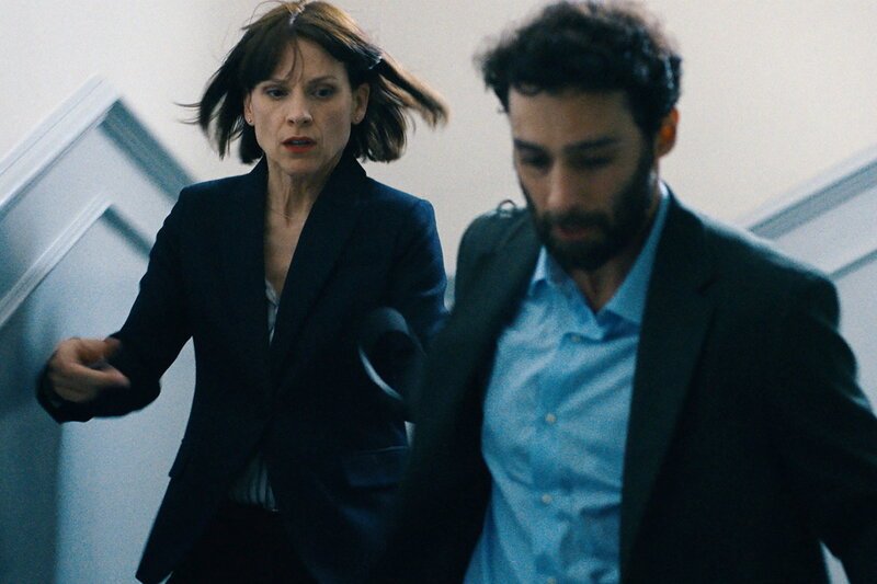 The Deal Staffel 1 Folge 6 Veerle Baetens als Alexandra Weiss, Arash Marandi als Payam Sanjabi – Bild: SRF/​Bande à Part Films/​Les Films Pelleas/​Gaumont Television