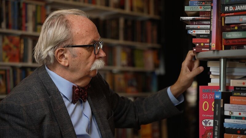 Buchhandlung „Mi“ (deutsch für „Wir“), in der Bücher in allen Sprachen des ehemaligen Vielvölkerstaates angeboten werden. – Bild: ORF