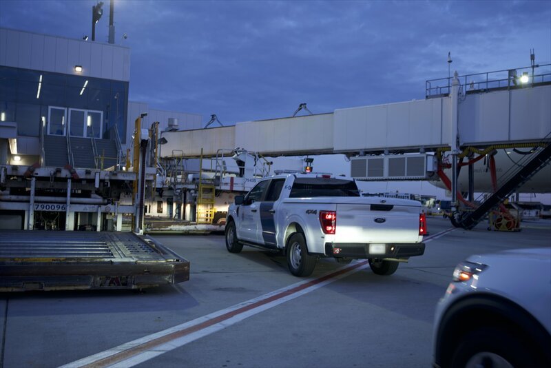 Ein offizielles Fahrzeug der US-Zoll- und Grenzschutzbehörde (CBP) steht auf dem Rollfeld des Miami International Airport. – Bild: National Geographic /​ Lucky8 TV /​ National Geographic