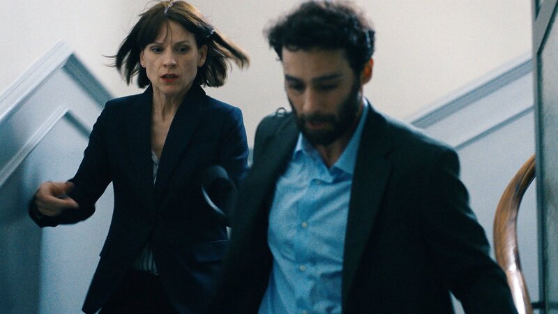 The Deal Staffel 1 Folge 6 Riskanter Rettungsversuch: Veerle Baetens als Alexandra Weiss, Arash Marandi als Payam Sanjabi – Bild: SRF/​Bande à Part Films/​Les Films Pelleas/​Gaumont Television