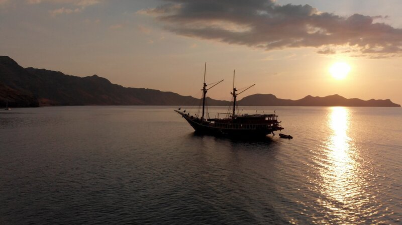 Vor der Insel Komodo, die für ihre Riesenechsen bekannt ist, liegt ein beliebtes Tauchziel. – Bild: phoenix/​ZDF/​ZONA MIXTA SL