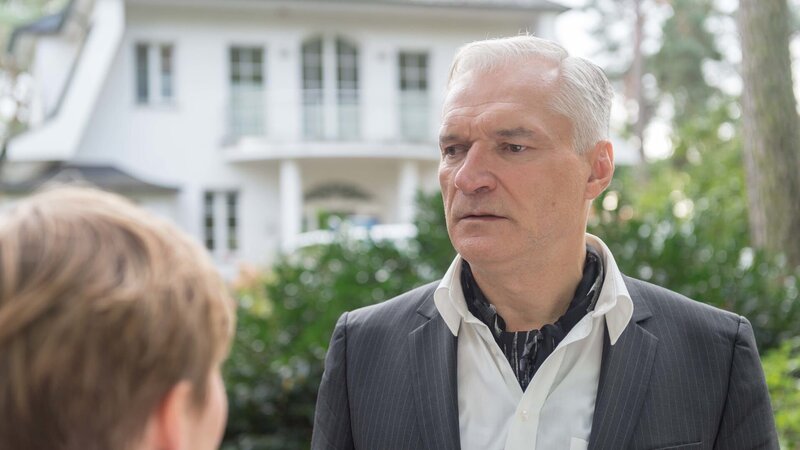 Wilhelm Kusches bester Freund und Anwalt, Christof Teevs (Emilio De Marchi, r.), glaubt ebenso wenig wie Reuter an einen Selbstmord. – Bild: ZDF und Marc Meyerbroeker